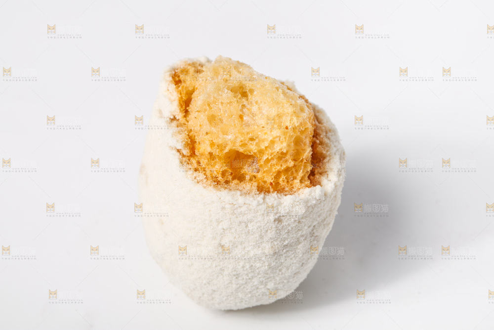 白底上摆放着雪枣