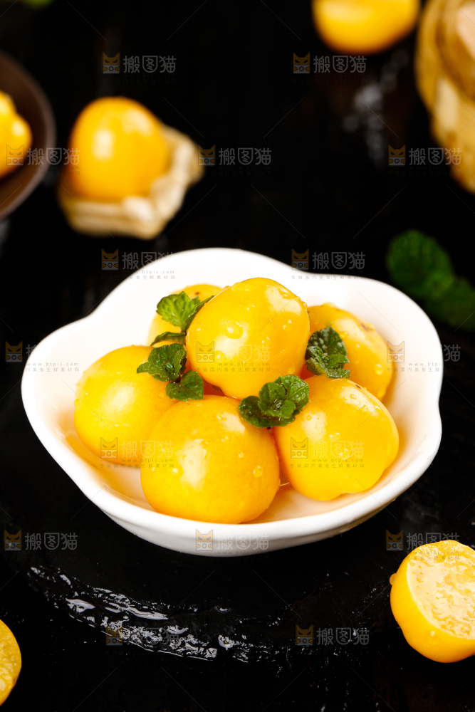 碟子里装着灯笼果