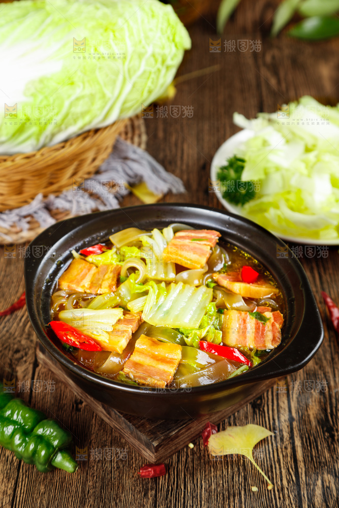 黑石板上放着一锅猪肉炖白菜