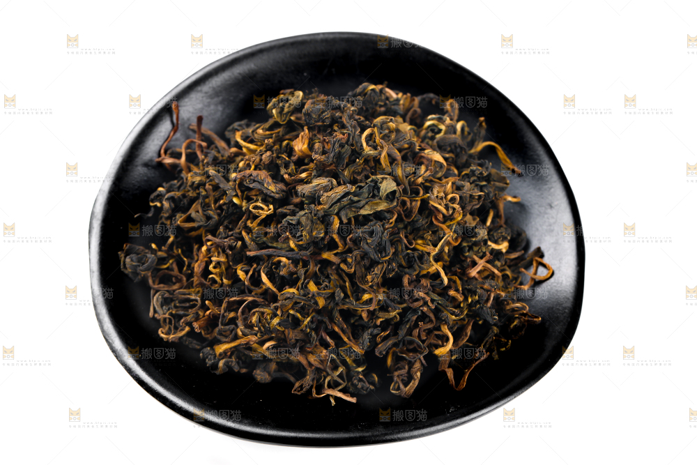 盘子里放着蒲公英茶