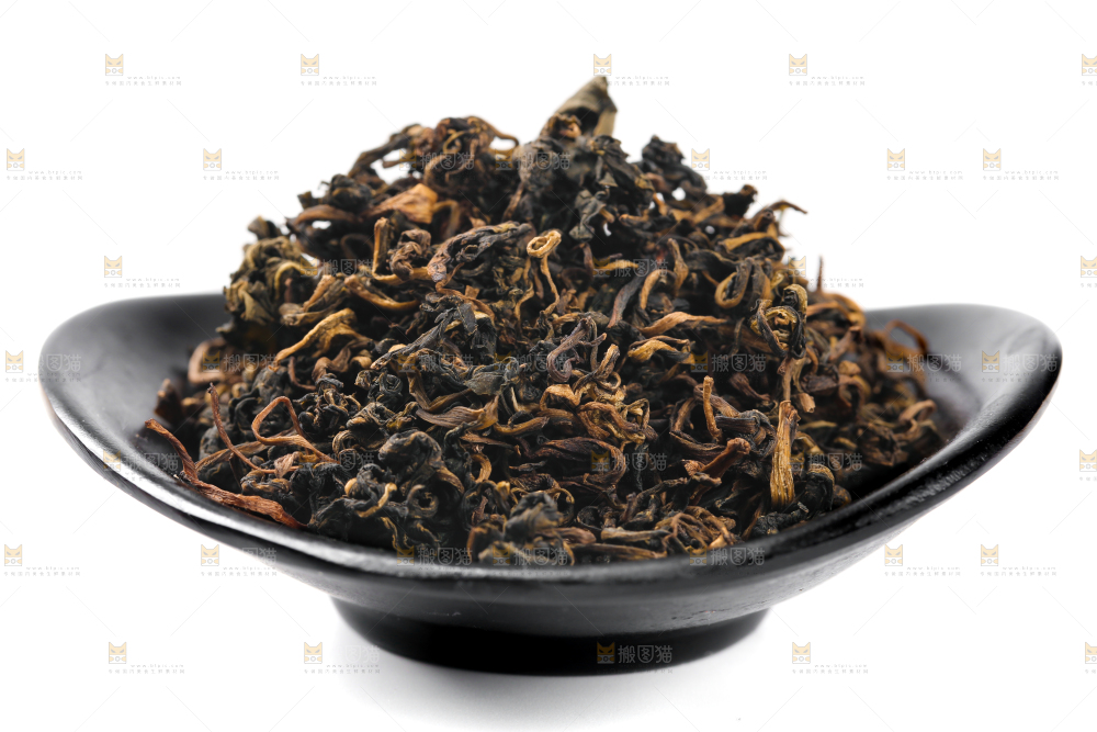 盘子里放着蒲公英茶