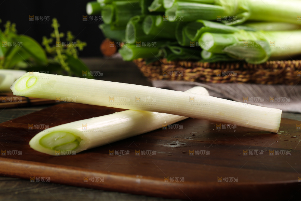 木底上放着甜葱