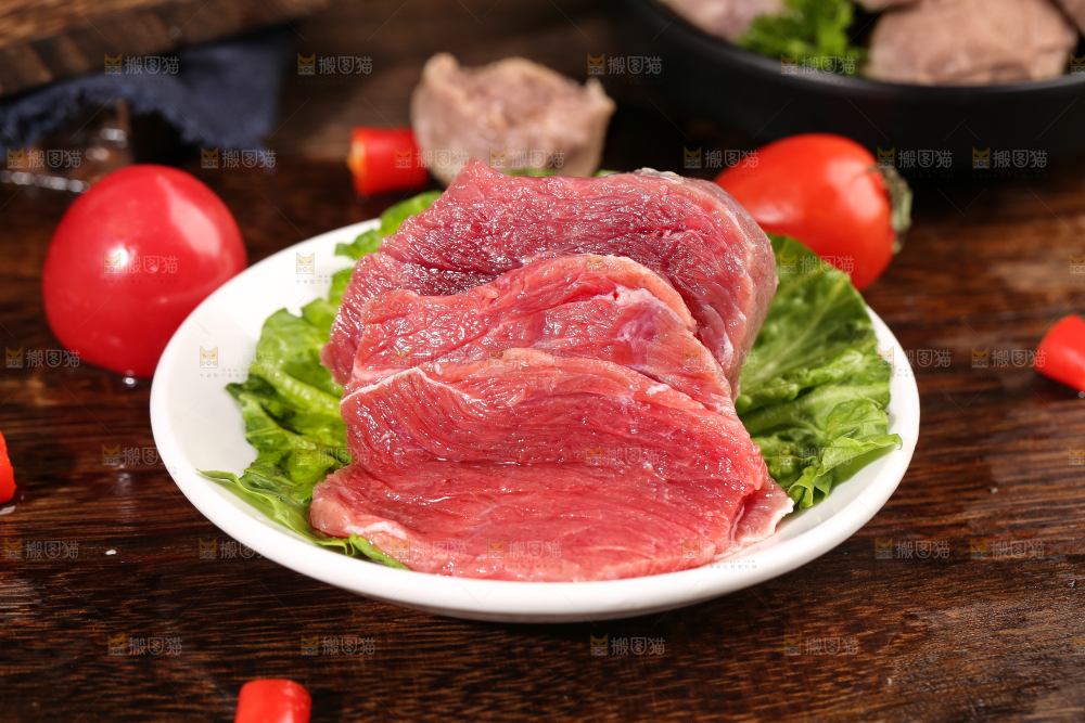 木底上放着一碟鲜牛肉