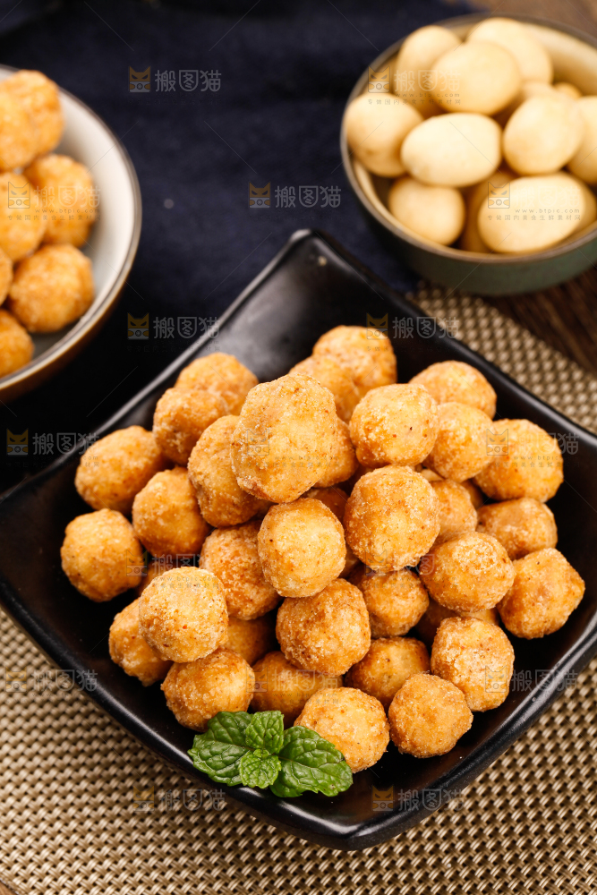 碟子里放着多味花生豆