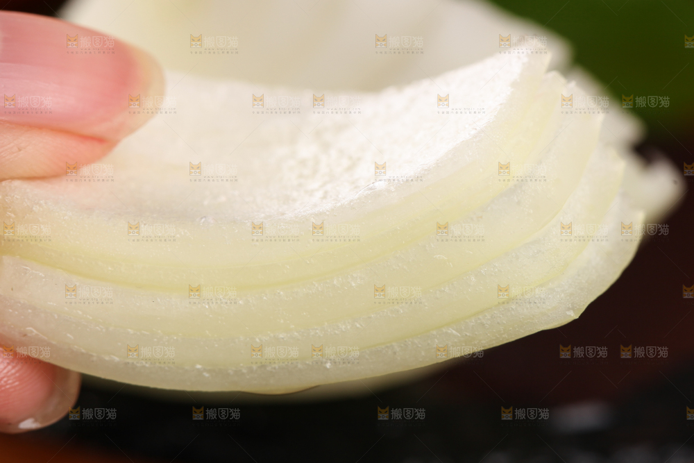 深底上放着黄皮洋葱
