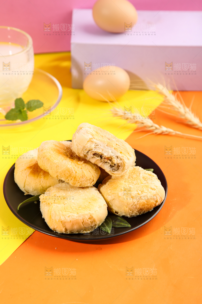 一盘苏式馅饼放在浅底上