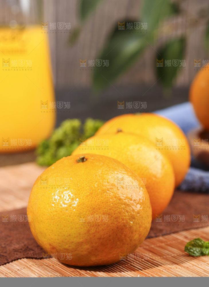 木底上的新鲜皇帝柑