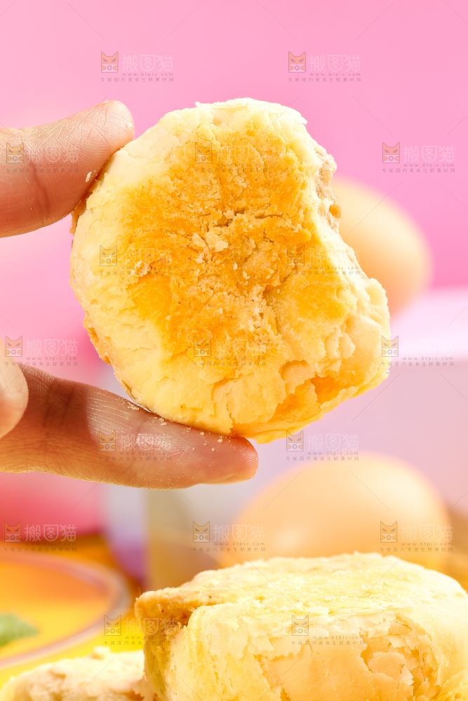 手拿苏式月饼