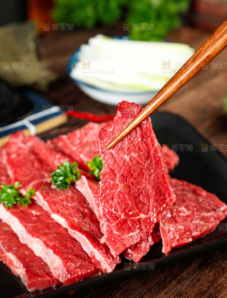 筷子夹着牛肉片
