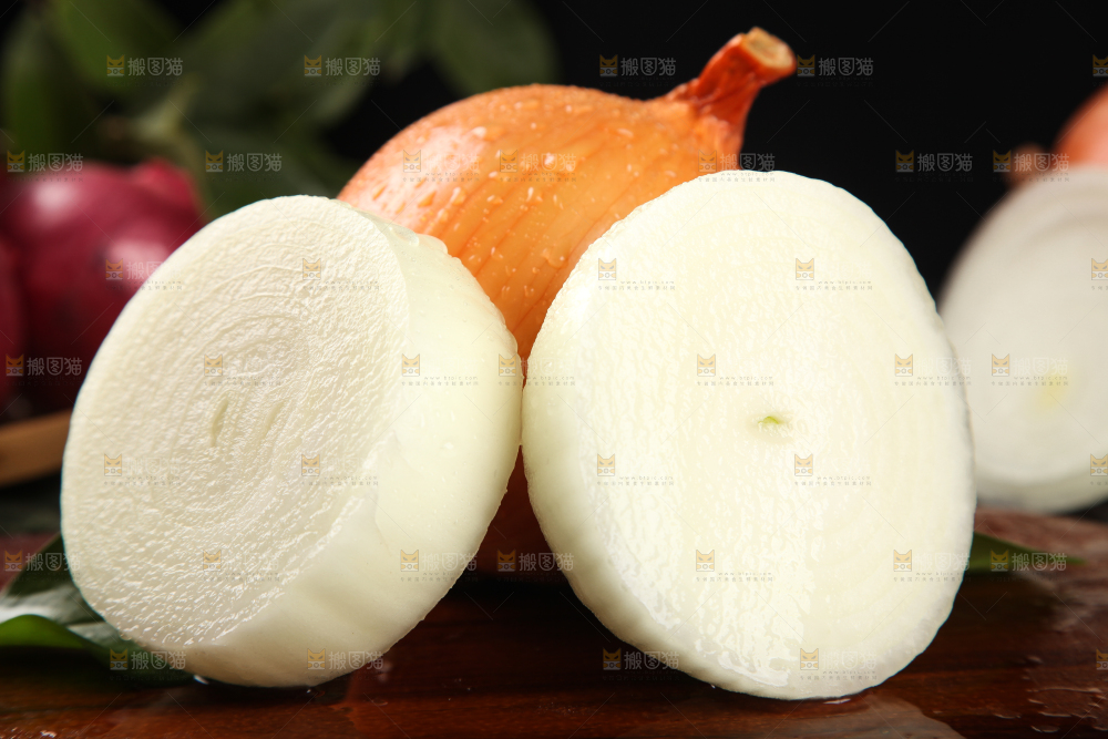 木底上摆放着洋葱