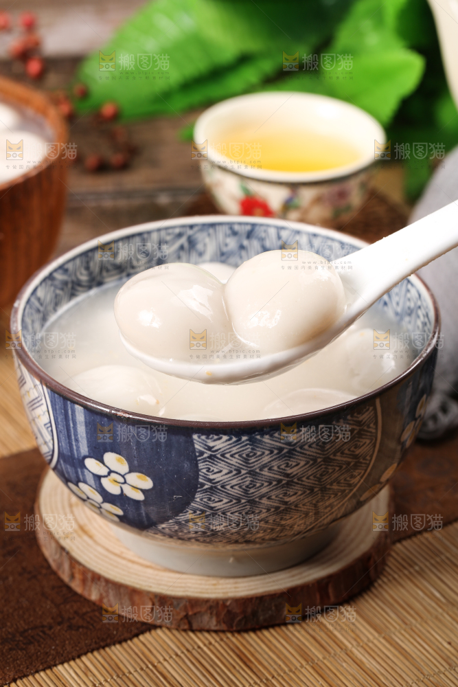 汤碗里放着汤圆