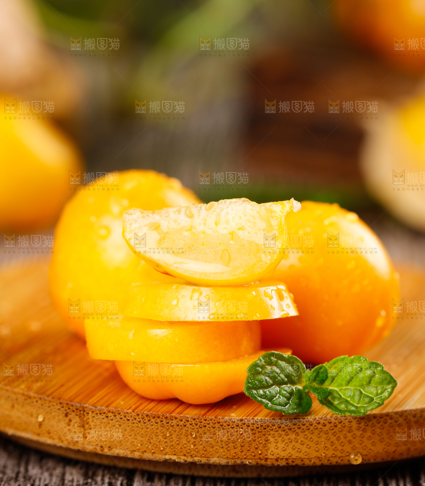 木底上摆放着灯笼果