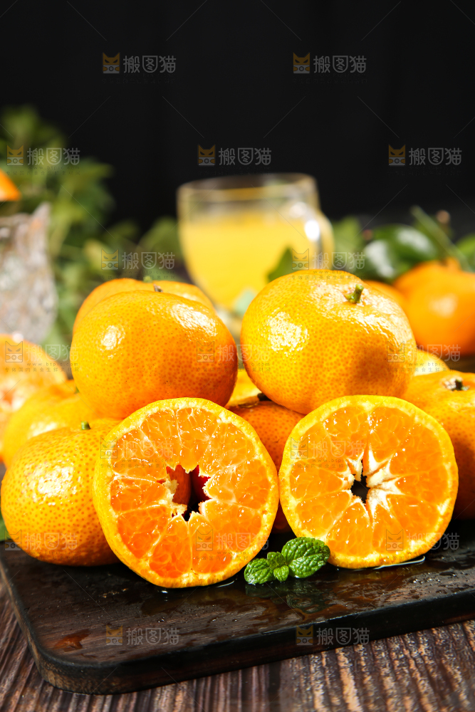 木底上的砂糖桔