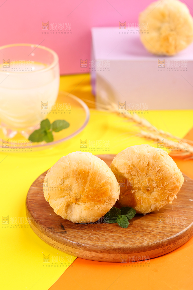 木底上的月饼