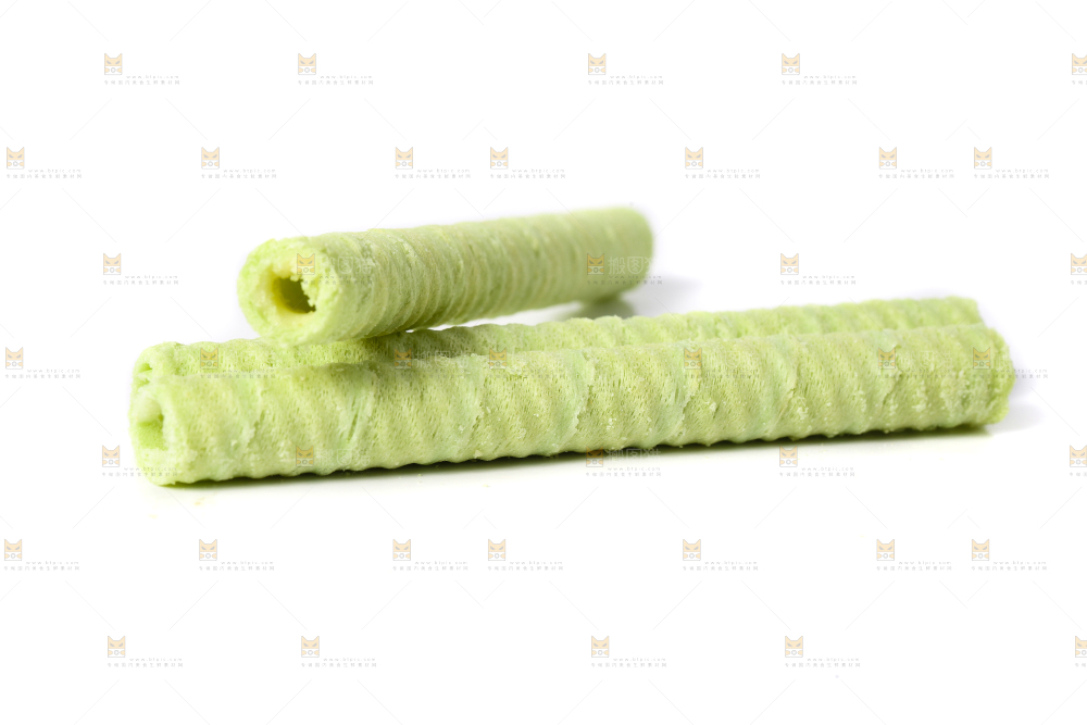 白底上摆放着抹茶卷