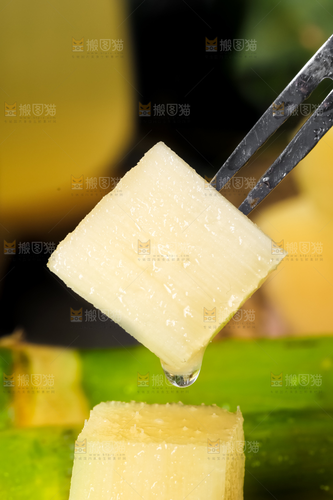 叉子叉着一块甘蔗