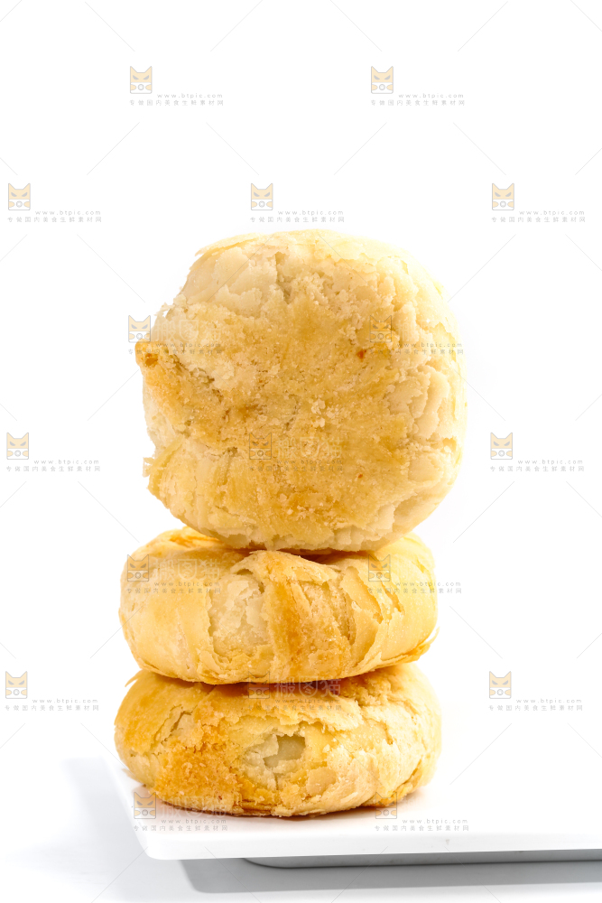 白底上放着一盘酥皮月饼