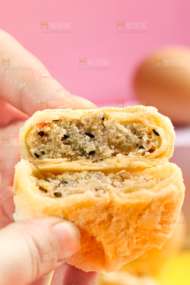 手拿苏式月饼