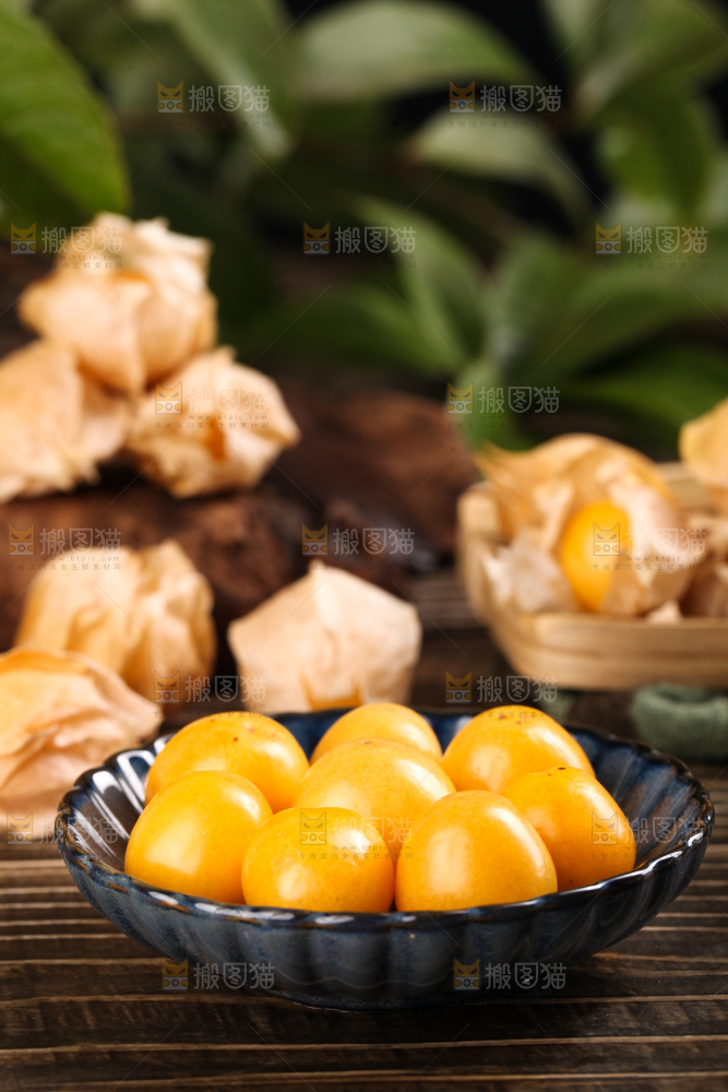 盘子里放着姑娘果