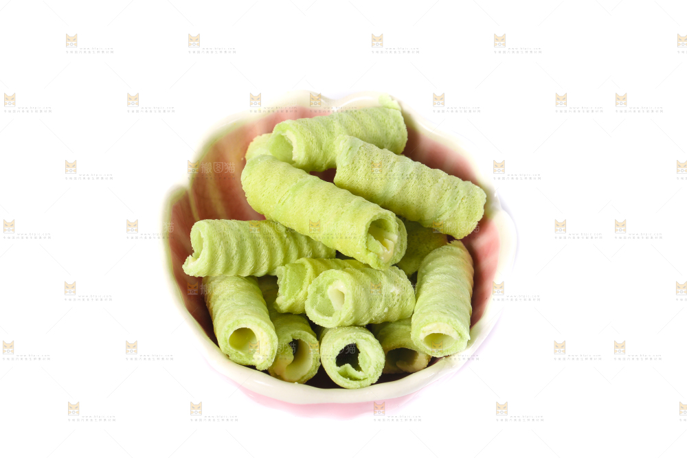 碟子里装着抹茶蛋卷