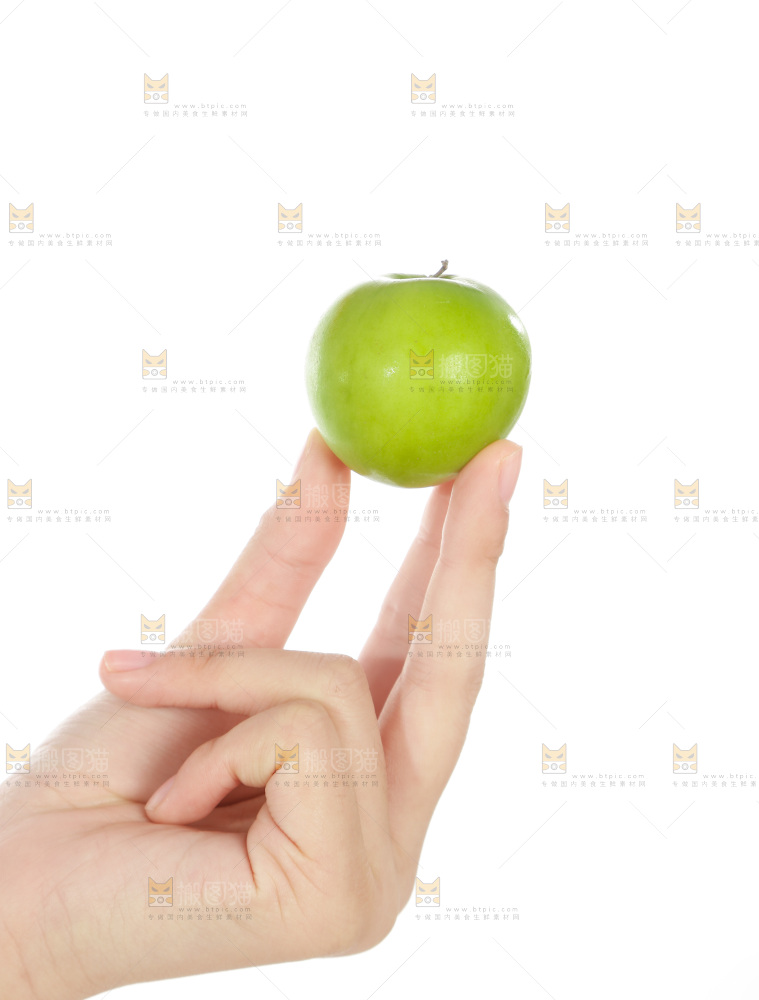 手里拿着牛奶枣