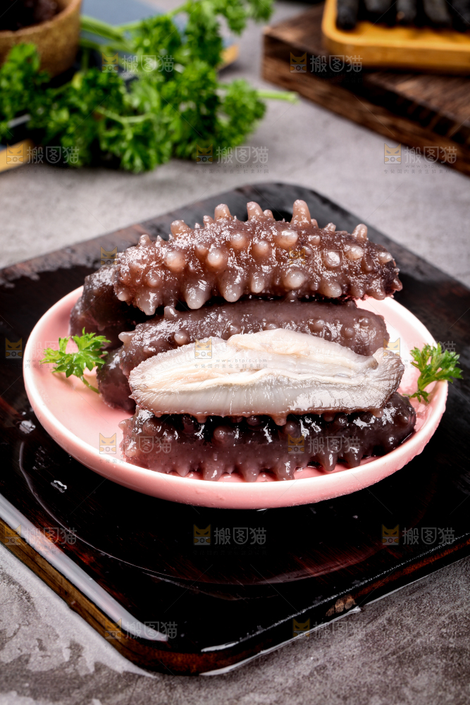一盘海参放在深底上