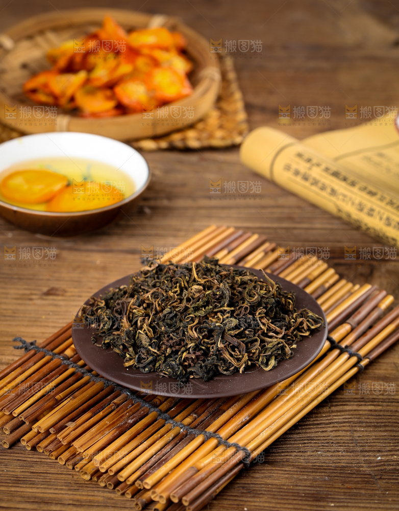 碟子里装着茶叶