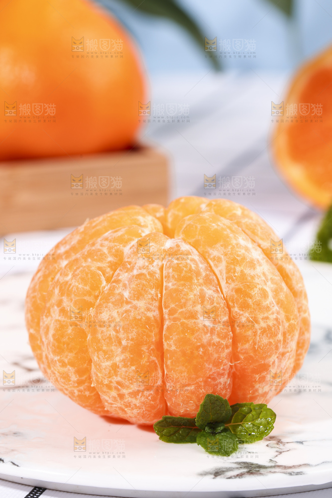 盘子里放着剥皮的耙耙柑