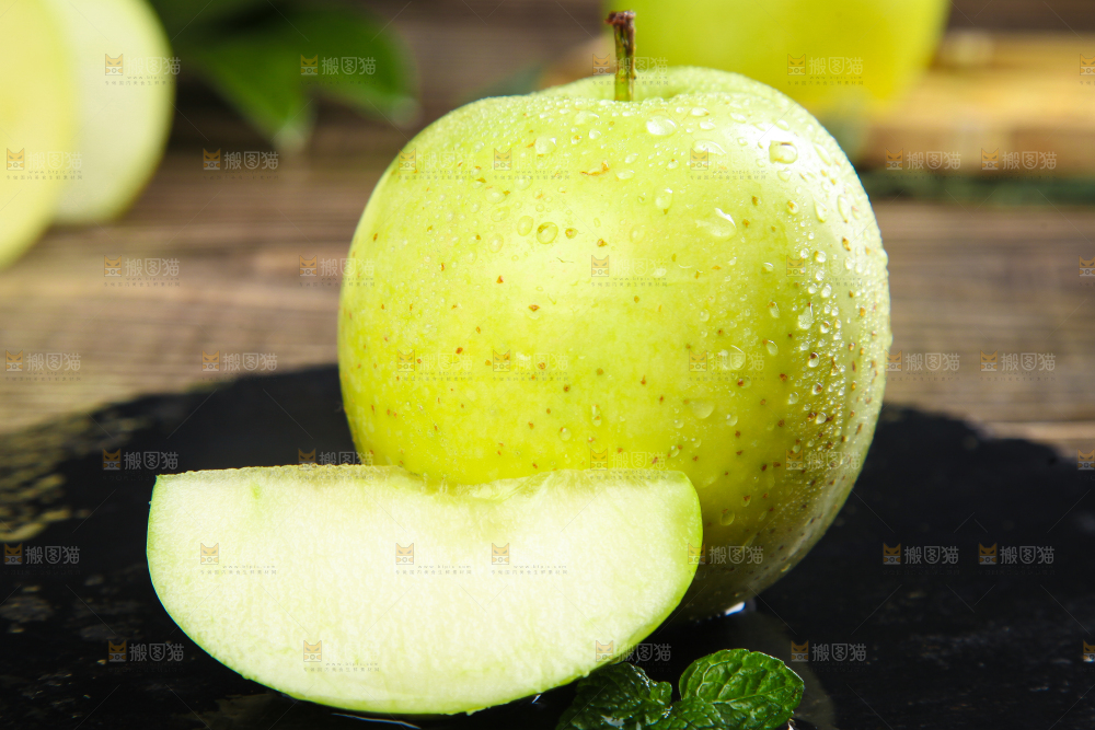 黑底上放着王林苹果