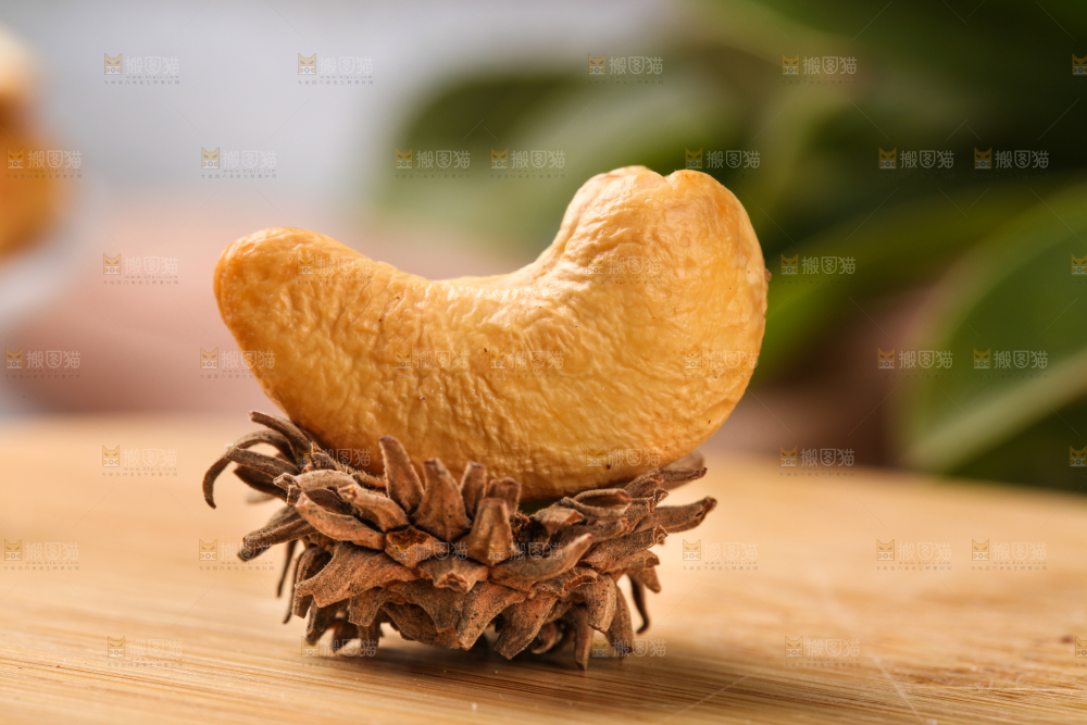 木底上剥皮的腰果