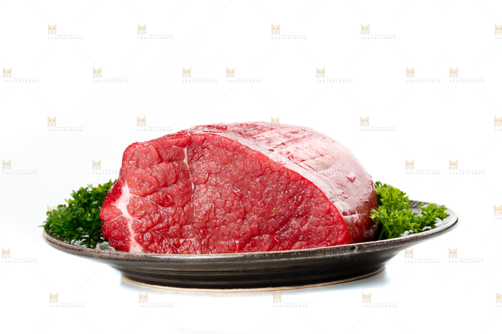 白底上放着一盘鲜牛肉