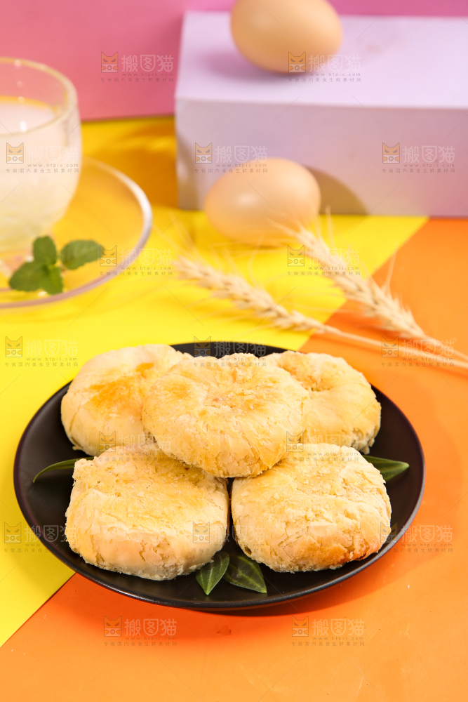 一盘苏式馅饼放在浅底上
