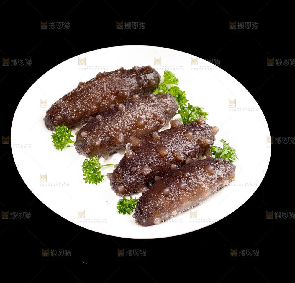 黑底上放着一盘海参