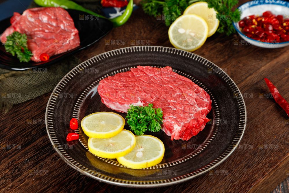 木底上放着一盘鲜牛肉