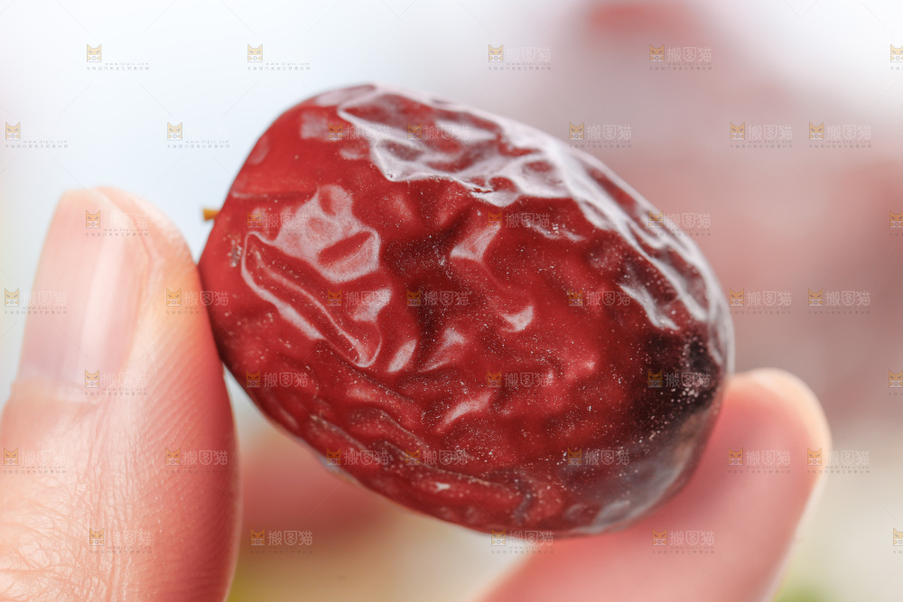 手拿吊干枣
