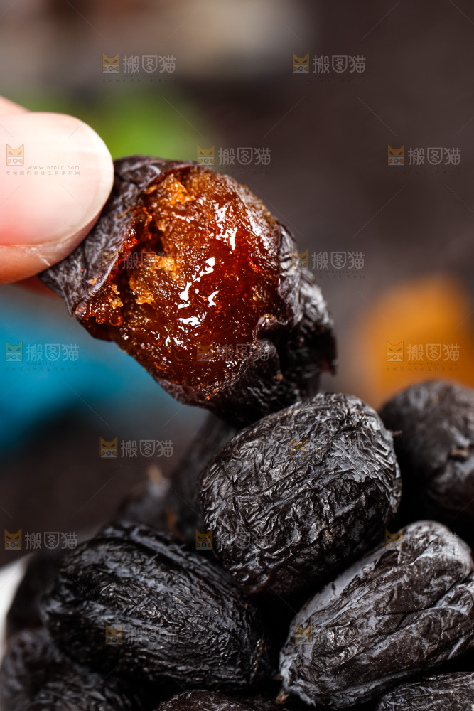 手拿掰开的黑枣