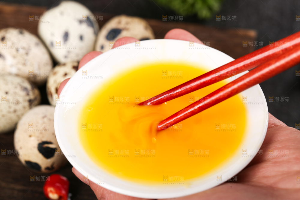 碟子里的鹌鹑蛋
