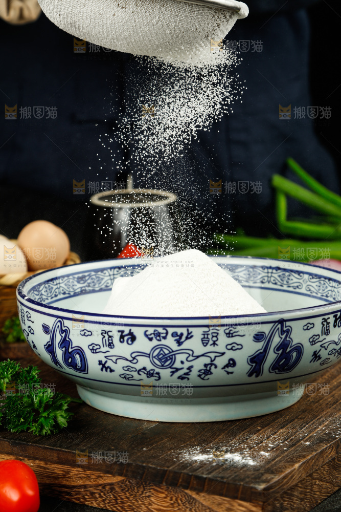 木底上放着一碗面粉