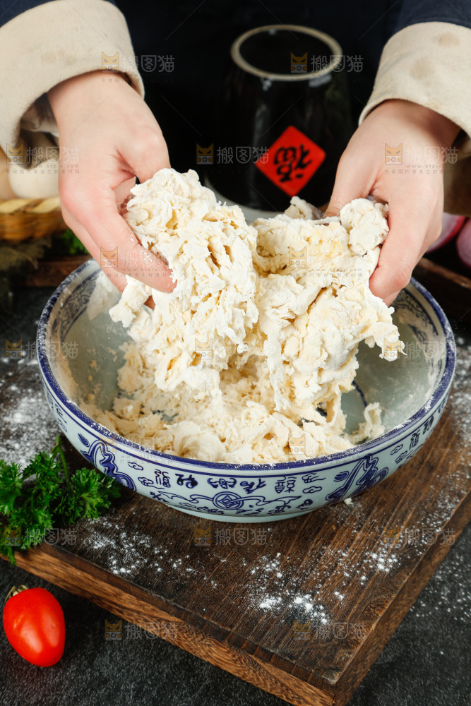 木底上放着一碗面絮