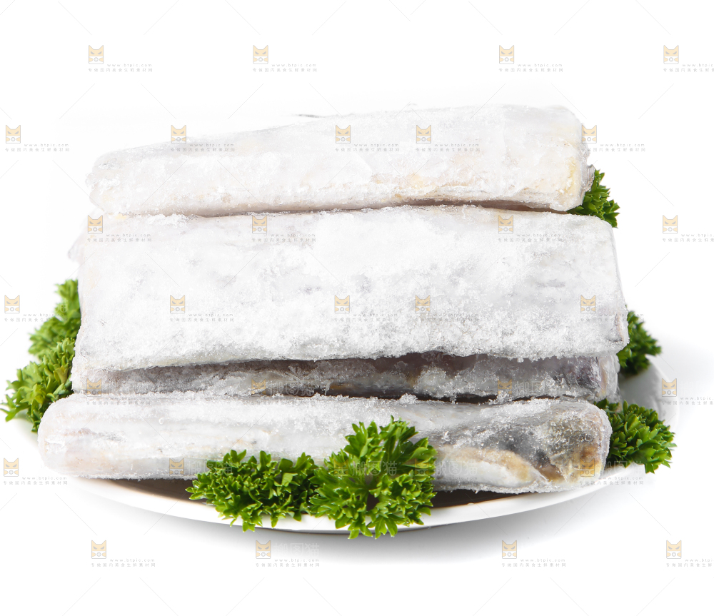 白底上放着一盘带鱼