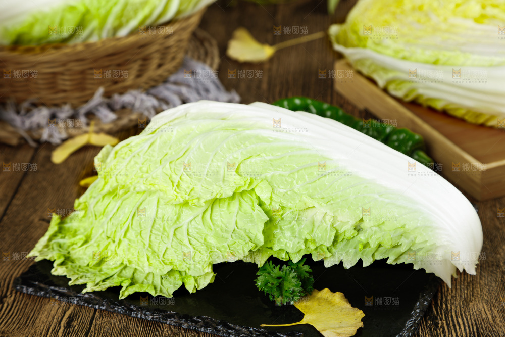 黑石板上的大白菜叶