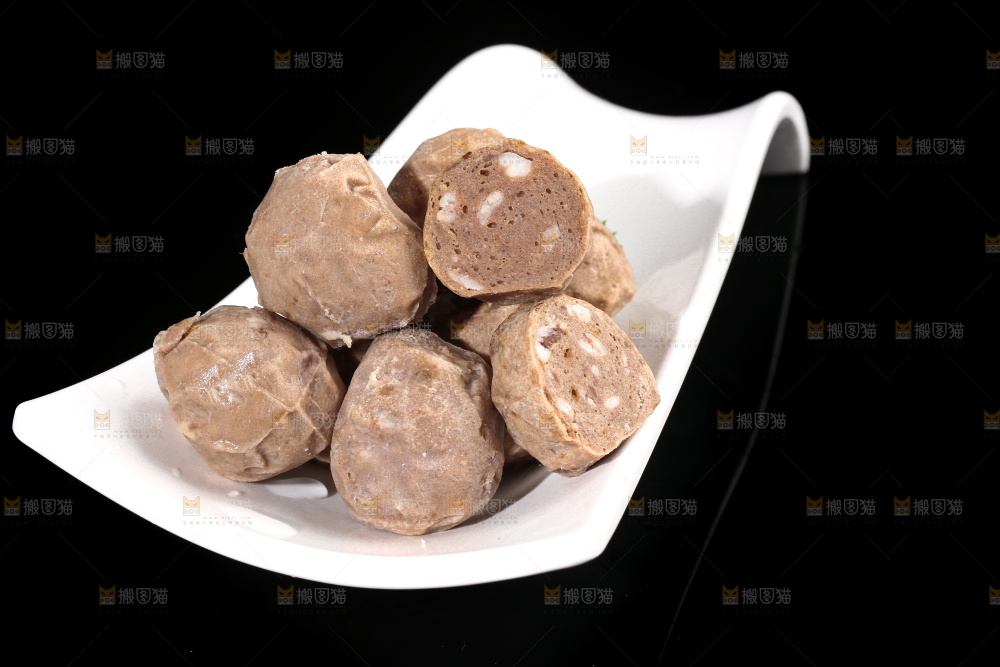 黑底上放着一盘牛肉丸
