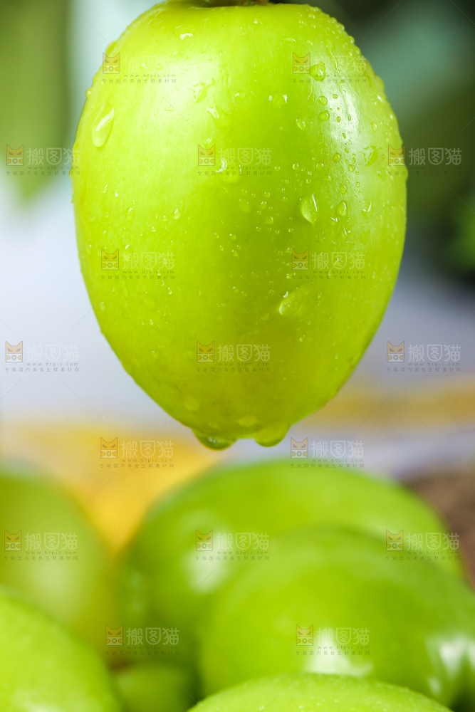 手拿新鲜青枣