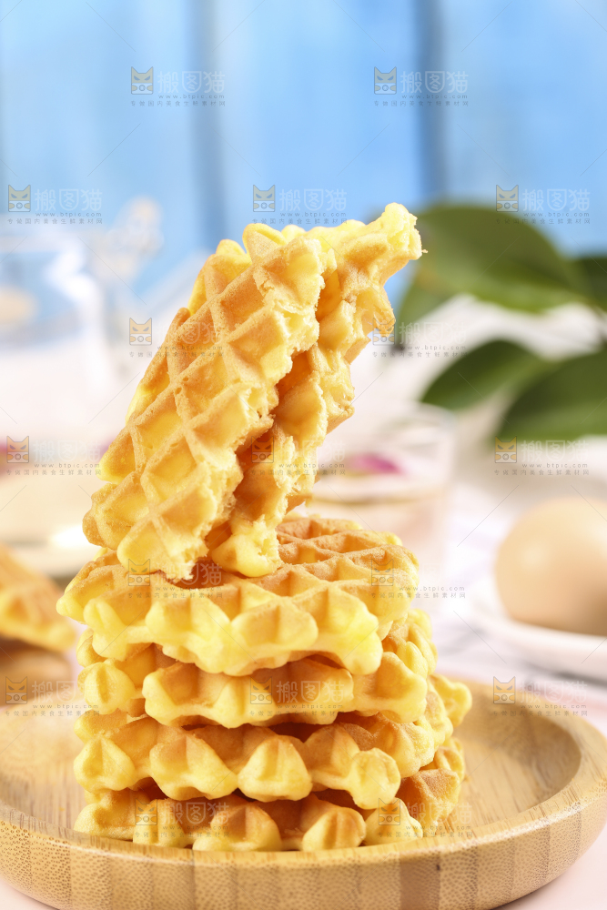 浅底上放着一盘华夫饼