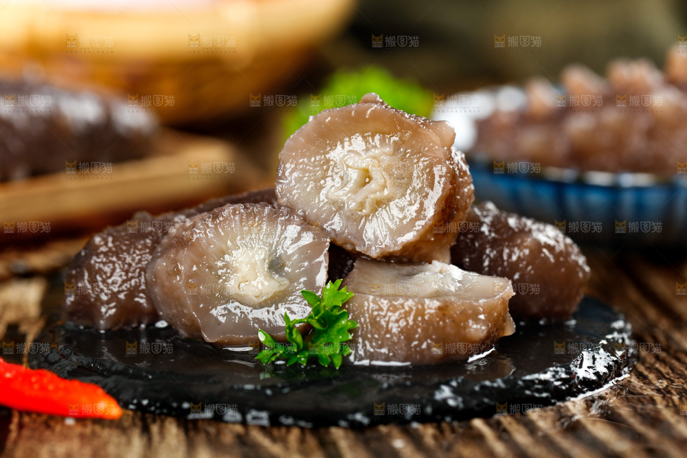 黑石板上的刺参