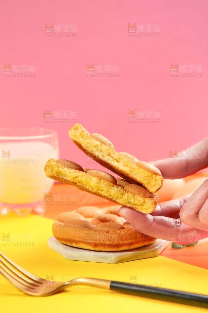 手拿鸡蛋仔蛋糕