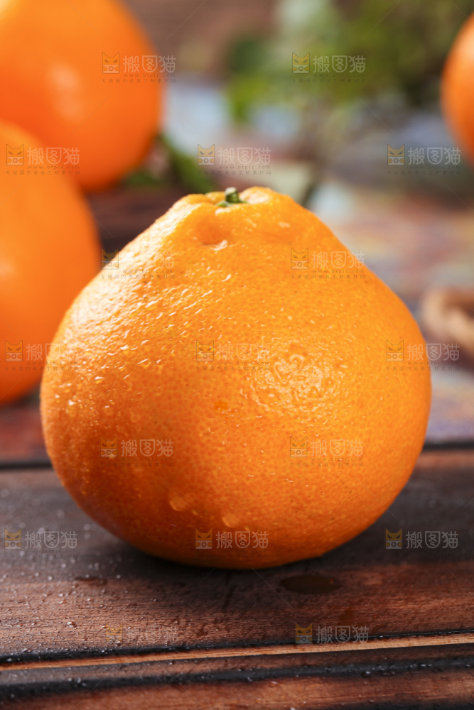 木板上的耙耙柑