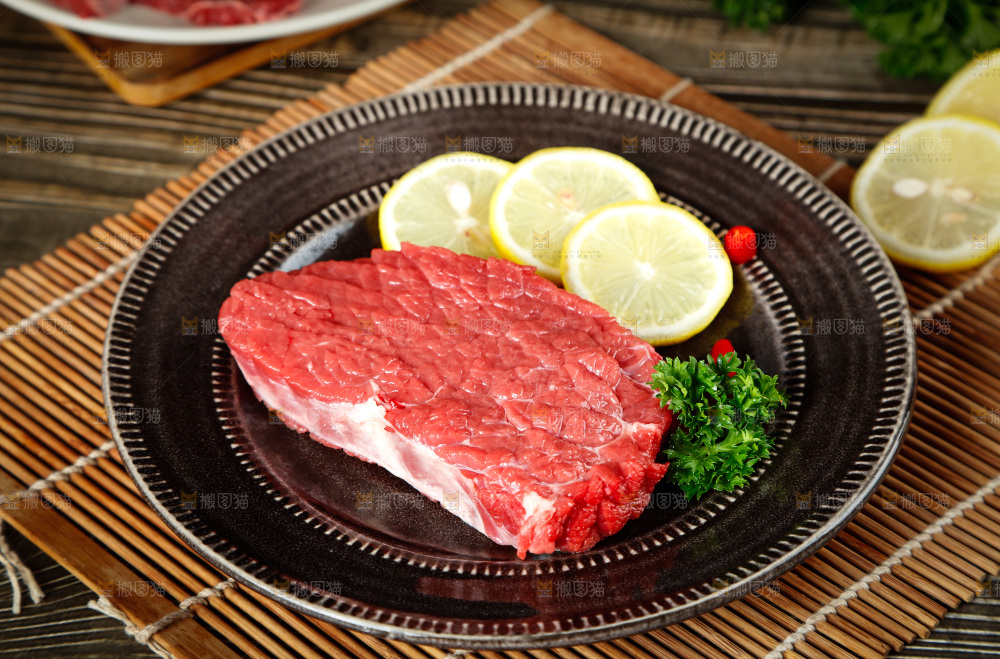 木底上放着一盘牛肉