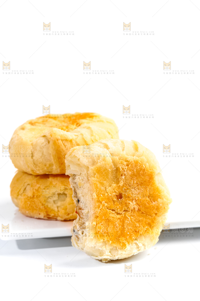白底上放着一盘酥皮月饼
