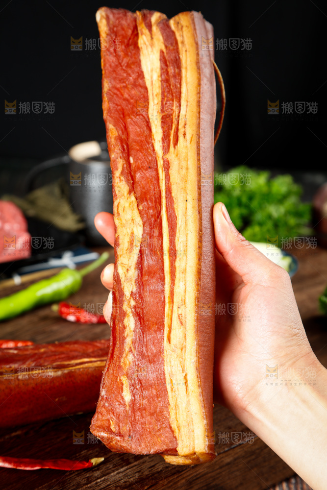 手拿腊肉
